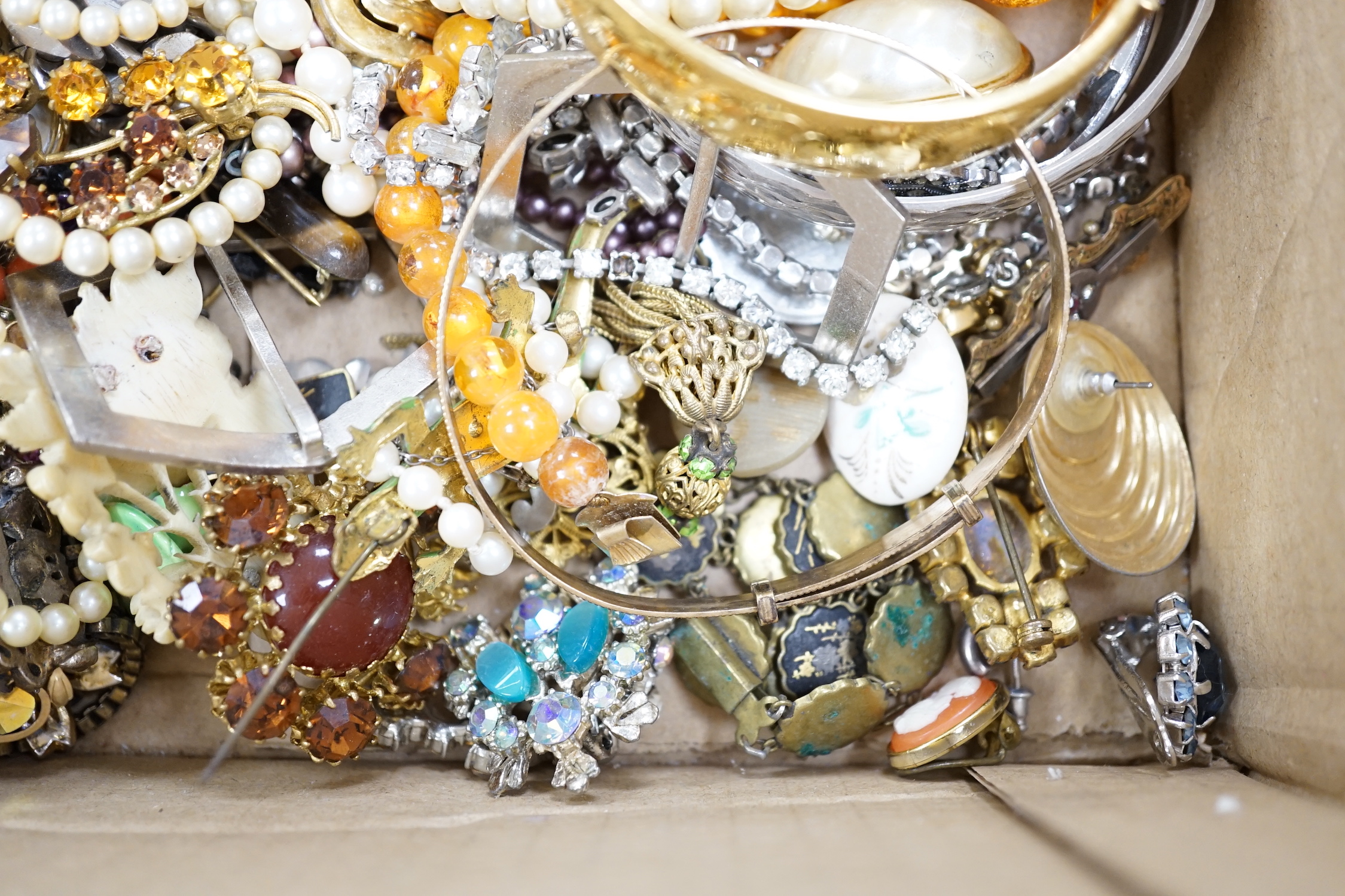 A quantity of mixed mainly costume jewellery, including bangles, necklaces brooches etc.